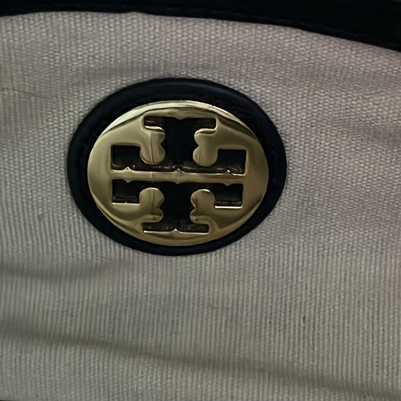 Tory Burch leather Logo quilted embossed tote bag in black - Picture 5 of 10